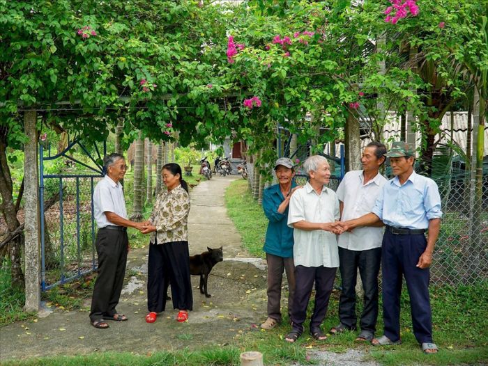 Cán bộ, nhân viên Lâm trường Trà My năm xưa vẫn thường gặp gỡ, thăm hỏi nhau, ôn lại chuyện xưa. Ảnh Nguyễn Điện Ngọc