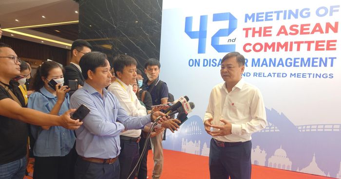 Phóng viên các cơ quan báo chí tại Đà Nẵng phỏng vấn Thứ trưởng Bộ Nông nghiệp và Môi trường Nguyễn Hoàng Hiệp tại Hội nghị thường niên lần thứ 42 của Ủy ban ASEAN về Quản lý thiên tai. Ảnh: HOÀNG HIỆP