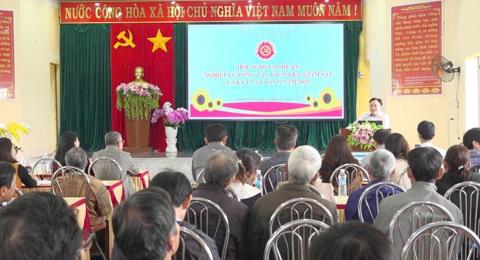 Tổ chức hội nghị tập huấn nghiệp vụ kiểm tra, giám sát cho tổ chức cơ sở Đảng. Ảnh: GIANG BIÊN