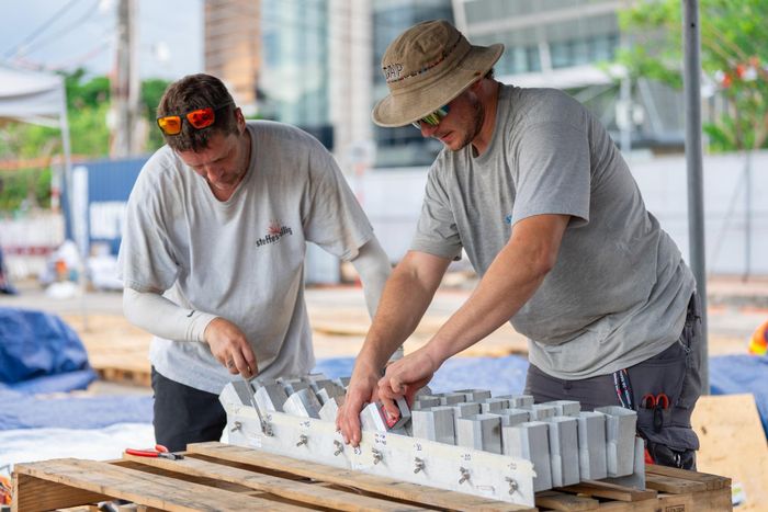 Đội Josef Steffes-Ollig Feuerwerk GmbH (Đức) chuẩn bị sẵn sàng cho đêm thi với chủ đề “Sáng tạo”. Ảnh: NGỌC HÀ