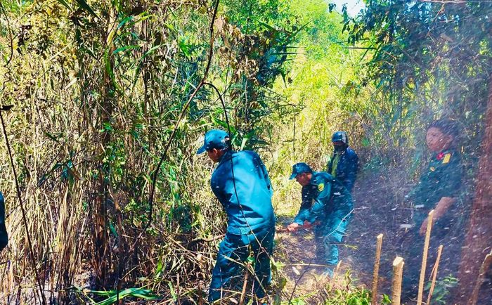 Lực lượng dân quân tự vệ xã Quế Phước tham gia phòng chống cháy rừng tại khu vực Hố Dạy (thôn Mậu Long). Ảnh: MINH THÔNG
