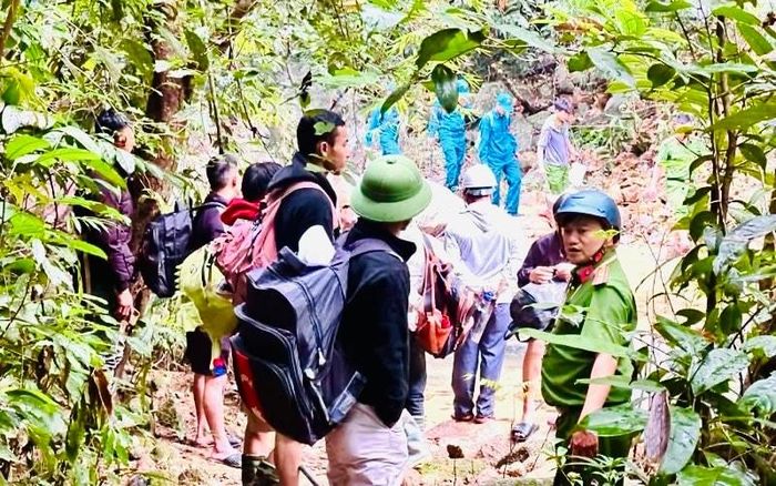 Các lực lượng ở xã Quế Phước phối hợp tuần tra bảo đảm an ninh trật tự tại cơ sở. Ảnh: MINH THÔNG