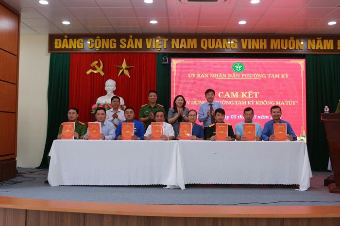 Đại diện đoàn thể, các khối phố ký cam kết xây dựng "Phường Tam Kỳ không ma túy". Ảnh: T.CÔNG