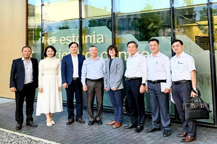 Đoàn công tác thành phố Đà Nẵng chụp hình lưu niệm tại Trung tâm e-Estonia Briefing Centre. Ảnh: Đoàn công tác