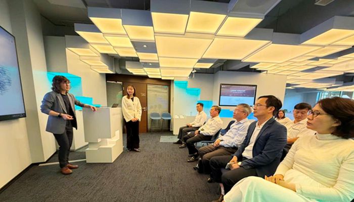 Bà Petra Holm, Giám đốc chuyển đổi số của Trung tâm e-Estonia Briefing Centre giới thiệu về mô hình e-Estonia. Ảnh: Đoàn công tác