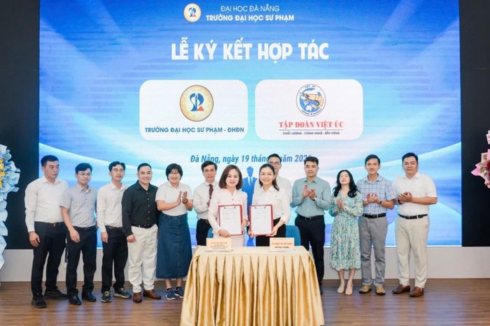 Trường Đại học Sư phạm - Đại học Đà Nẵng ký kết hợp tác với Tập đoàn Thủy sản Việt Úc tại ngày hội. Ảnh: NAM BÌNH
