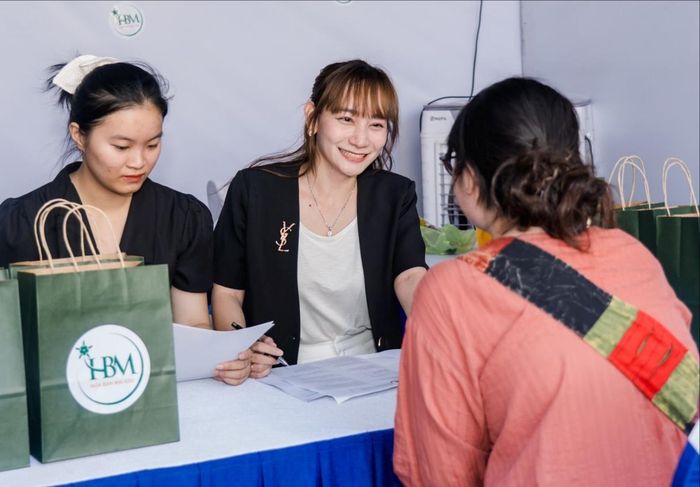 Sinh viên tìm hiểu thông tin tuyển dụng tại Ngày hội việc làm năm 2026 của Trường Đại học Sư phạm - Đại học Đà Nẵng. Ảnh: NAM BÌNH