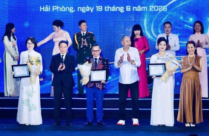 Nhà báo Alăng Ngước (hàng đầu, thứ 3 trái sang) đoạt giải Ấn tượng tại cuộc thi Tiếng hát người làm báo mở rộng năm 2026. Ảnh: BTC