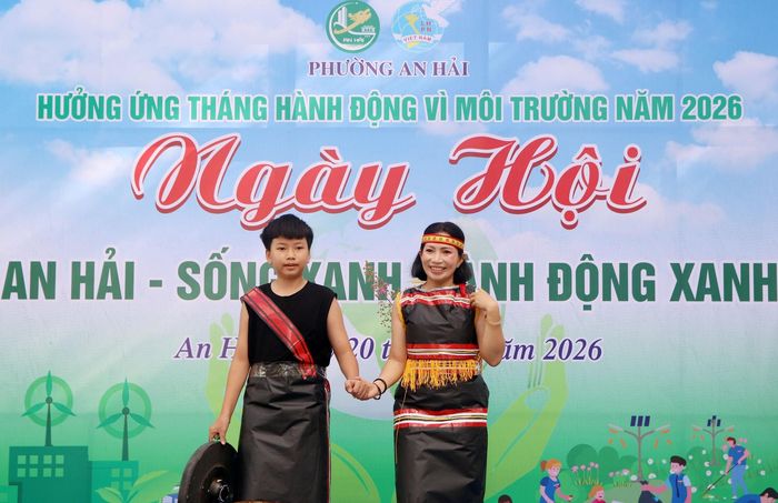 Các đội biểu diễn thời trang từ rác thải tái chế. Ảnh: TRỌNG HUY