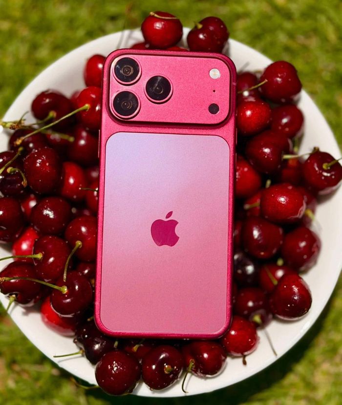 iPhone 18 Pro Max với màu Dark Cherry. Ảnh: X/Jon Rettinger