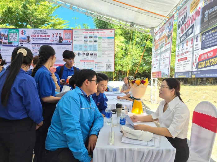 Tư vấn cơ hội việc làm cho người lao động. Ảnh: QUỐC TUẤN