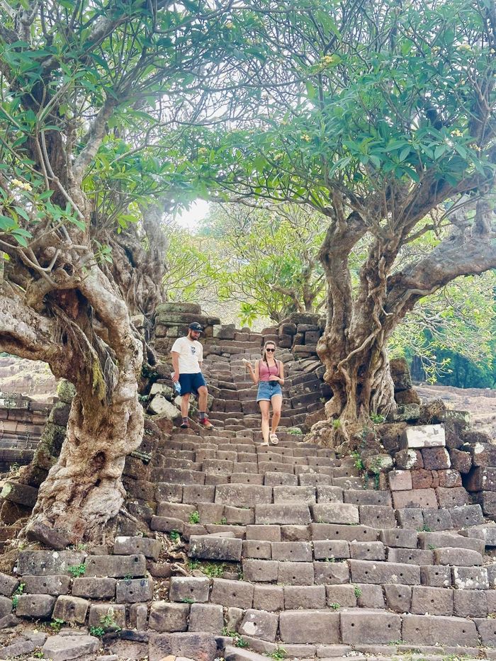 Du khách đến thăm khu đền Wat Phou linh thiêng và cổ kính tại tỉnh Champasak. Ảnh: ĐẶNG NỞ
