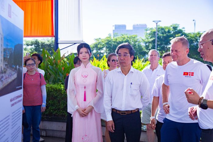 Đại biểu tham quan triển lãm tại sự kiện “Đà Nẵng - Copenhagen: Hành trình xanh bên bờ sông Hàn”. Ảnh: BẢO LÂM