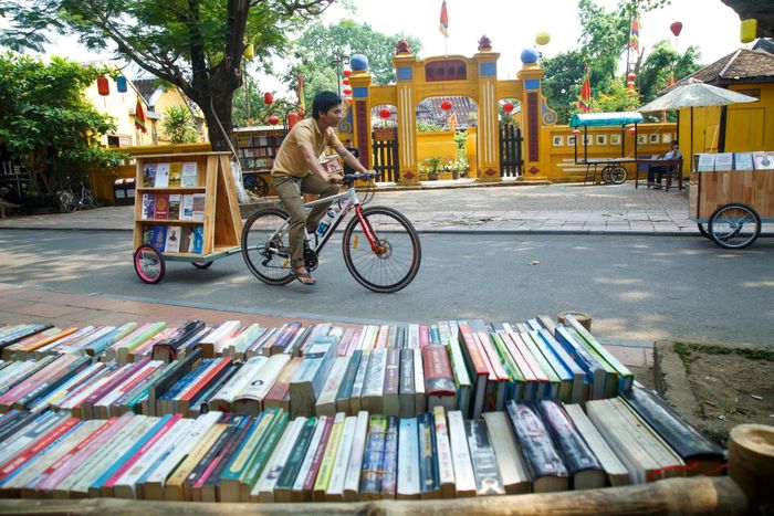 Các ấn phẩm giấy vẫn luôn giữ một sức hút với người đọc. Ảnh: L.T.K