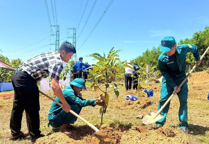 Đoàn xã Hòa Vang tặng “Vườn cây sinh kế” gồm 300 cây ăn quả cho anh Mạc Như Bấc (thôn Hội Phước). Ảnh: P.A