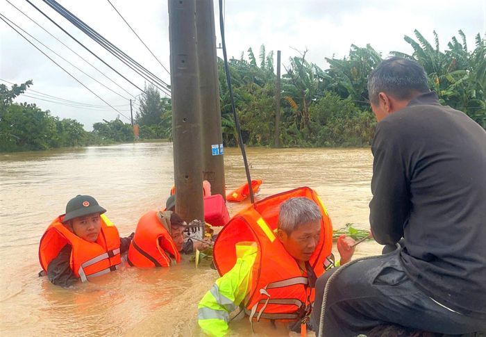 Khoảnh khắc nhà báo Nguyễn Tấn Châu (thứ 2 từ phải sang) cùng thành viên đoàn được người dân cứu hộ. Ảnh: THANH NHẤT