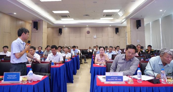 Phó Giám đốc Sở Nông nghiệp và Môi trường thành phố Đà Nẵng, Ủy viên thường trực Ban Chỉ huy Phòng thủ dân sự thành phố Trương Xuân Tý giải đáp ý kiến của các địa phương tham gia. Ảnh: VĂN NHÂN