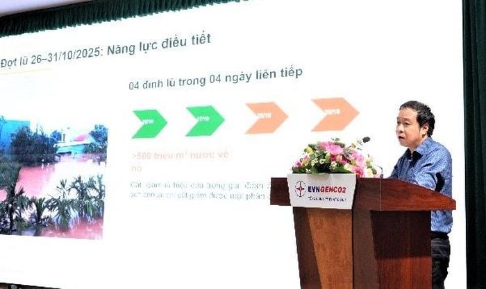 Đại diện Công ty Cổ phần Thủy điện A Vương trình bày tham luận về công tác vận hành điều tiết hồ chứa, công tác thông tin cảnh báo và phối hợp xử lý các tình huống phát sinh trong mùa mưa lũ năm 2026. Ảnh: VĂN NHÂN