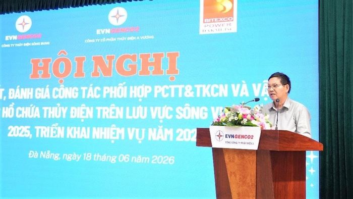 Phó Giám đốc Công ty Thủy điện Sông Bung Trương Văn Thời báo cáo tại hội nghị. Ảnh: VĂN NHÂN