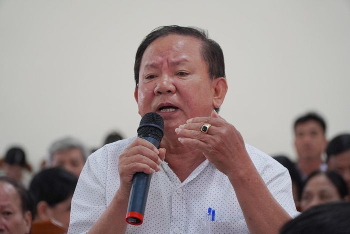 Người hoạt động ở khối phố phát biểu phản biện, góp ý vào dự thảo đề án. Ảnh: N.ĐOAN