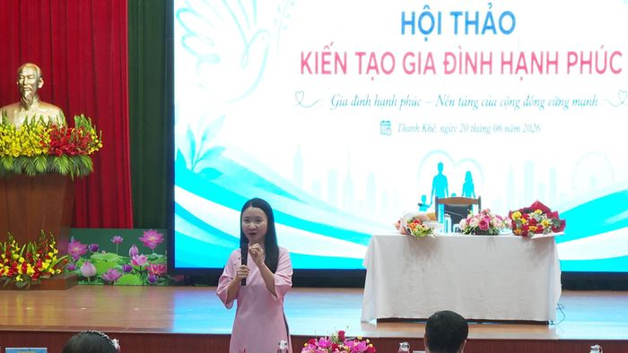 Chuyên gia tâm lý Tuệ An chia sẻ kinh nghiệm tại hội thảo. Ảnh: QUANG PHI