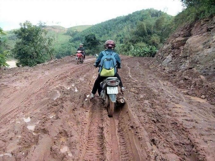 Để lên các xã vùng cao của huyện Tây Giang (nay là xã Hùng Sơn) tác nghiệp, các phóng viên phải băng qua con đường đất mưa lầy nắng bụi. Ảnh chụp năm 2017. Ảnh: HOÀNG LIÊN