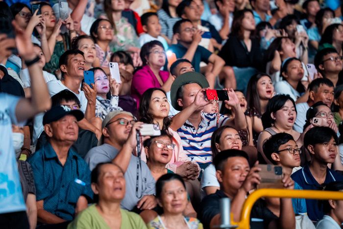 Khán giả tại DIFF 2026 thích thú với những màn pháo hoa mãn nhãn. Ảnh: XUÂN SƠN