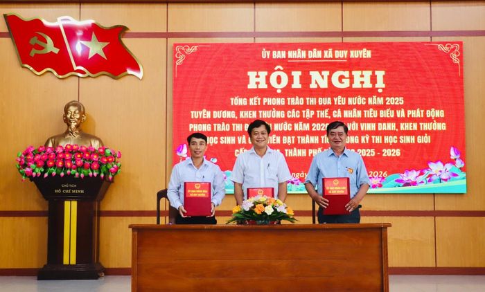 Đại diện lãnh đạo các cơ quan của xã Duy Xuyên ký kết giao ước thi đua tại hội nghị. Ảnh: QUỐC TUẤN