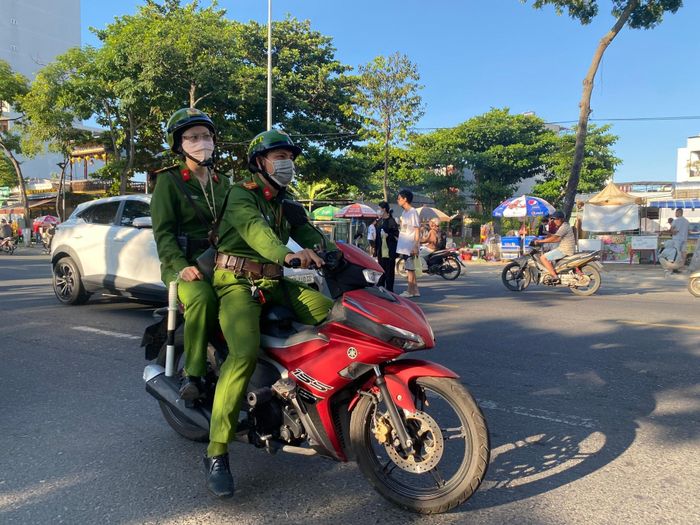Các lực lượng Công an thành phố ra quân giữ gìn trật tự. Ảnh: VĨNH LỘC