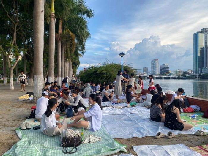 Bờ sông Hàn nhộn nhịp với sự góp mặt từ sớm của người dân và du khách. Ảnh: VĨNH LỘC