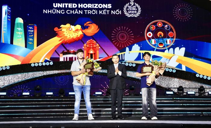 Phó Chủ tịch Thường trực UBND thành phố Đà Nẵng Hồ Kỳ Minh (giữa) trao kỷ niệm chương cho đại diện 2 đội.