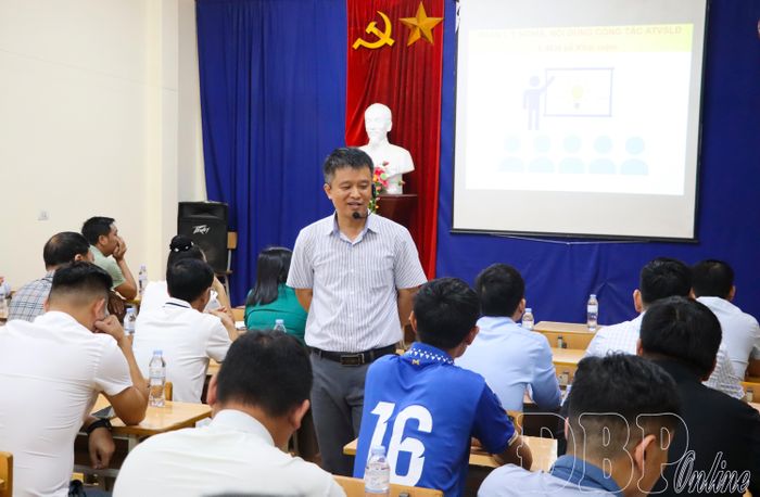 Giảng viên truyền đạt kiến thức về an toàn, vệ sinh lao động cho các học viên.