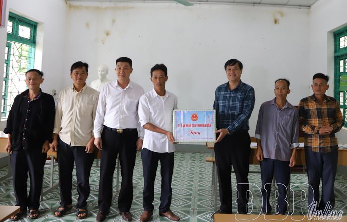 Phó Chủ tịch Thường trực UBND tỉnh Lò Văn Cương tặng quà cho chi bộ thôn Páo Tỉnh Làng 1.