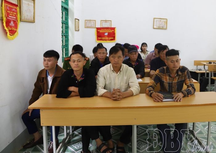 Đảng viên thôn Páo Tỉnh Làng 1 tham gia sinh hoạt chi bộ.