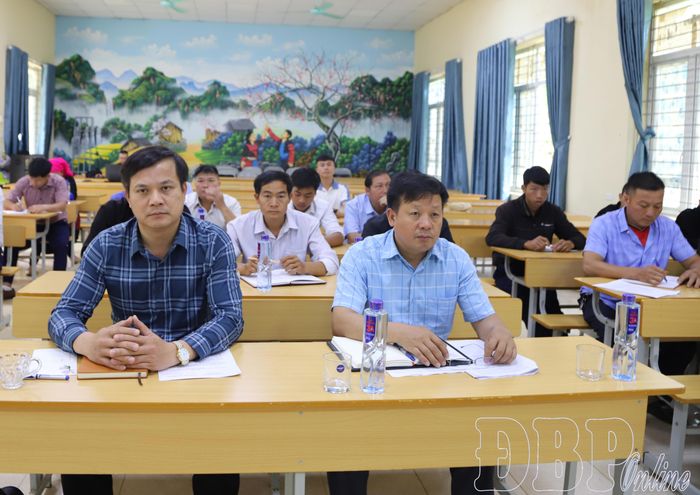 Phó Chủ tịch Thường trực UBND tỉnh Lò Văn Cương dự sinh hoạt Chi bộ thôn II.