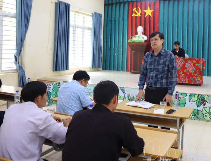 Phó Chủ tịch Thường trực UBND tỉnh Lò Văn Cương phát biểu tại buổi sinh hoạt Chi bộ thôn II.