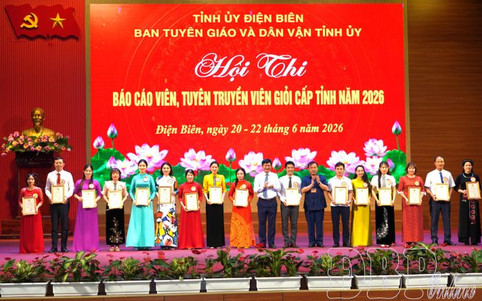 Các đồng chí: Lê Thành Đô, Phó Bí thư Thường trực Tỉnh ủy, Chủ tịch HĐND tỉnh và Vừ A Bằng, Trưởng ban Tuyên giáo và Dân vận Tỉnh ủy trao Giấy chứng nhận tham dự Hội thi cho các thí sinh.