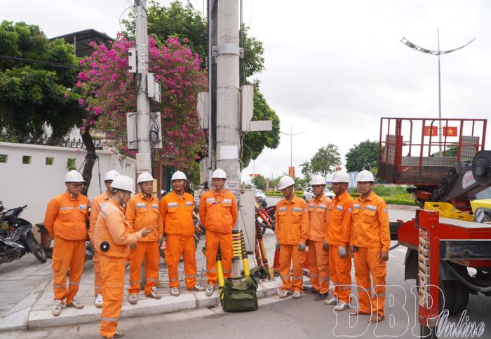 Công nhân Điện lực Điện Biên Phủ phổ biến công tác an toàn trước khi ra quân chỉnh trang hệ thống cáp.