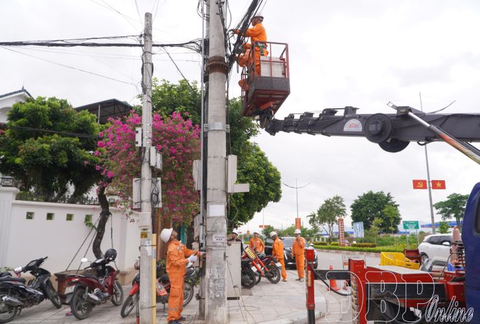 Công nhân Điện lực Điện Biên Phủ thực hiện thu hồi cáp rác.