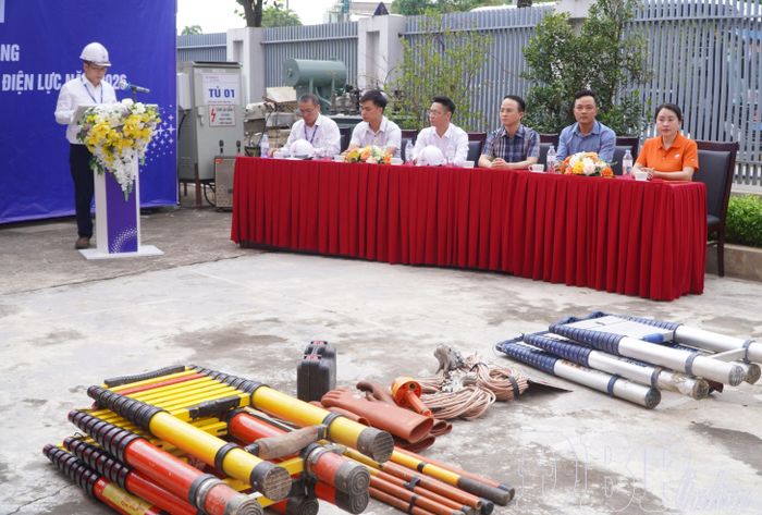 Lễ ra quân chỉnh trang cáp viễn thông, hòm công tơ và dây khách hàng trên cột điện lực năm 2026.