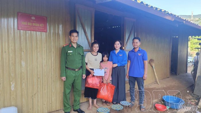 Đại úy Mai Văn Việt, Bí thư Chi đoàn Công an xã Nậm Nèn và Đoàn thanh niên xã tặng quà trẻ hoàn cảnh khó khăn ở bản Phiêng Đất A.