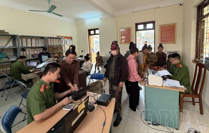 Người dân xã Nà Tấu được hỗ trợ tích hợp tiện ích trên ứng dụng VNeID.