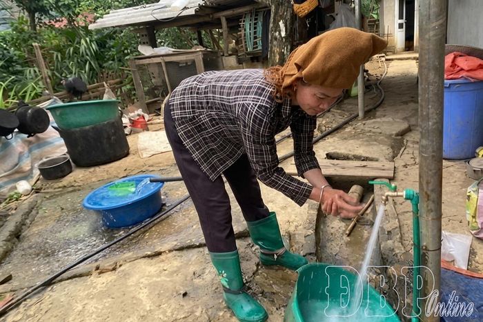 Nước sinh hoạt về tận nhà người dân vùng cao xã Chiềng Sinh phấn khởi, yên tâm lao động sản xuất. 