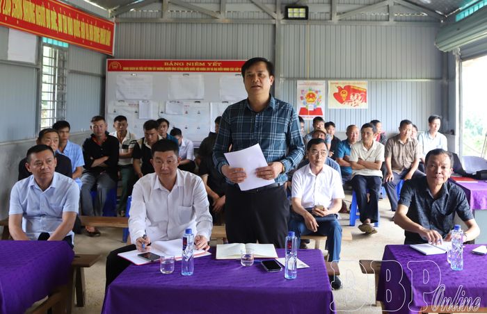 Đồng chí Lò Văn Cương, Ủy viên Ban Thường vụ Tỉnh ủy, Phó Chủ tịch Thường trực UBND tỉnh phát biểu tại buổi sinh hoạt Chi bộ thôn Háng Đề Dê.