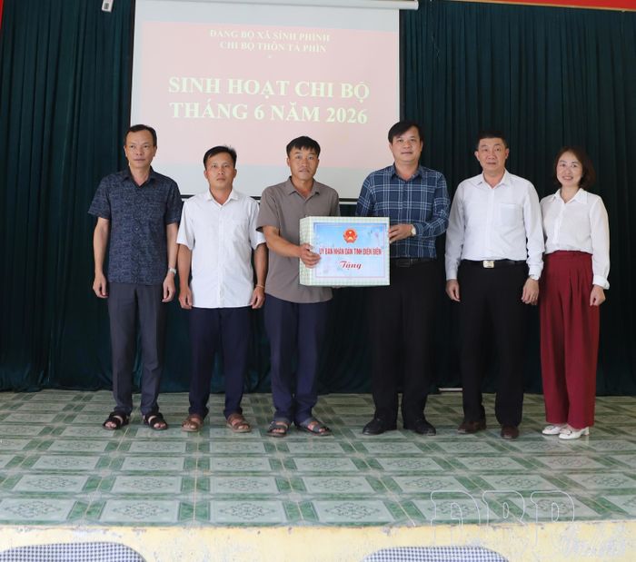 Đồng chí Lò Văn Cương, Ủy viên Ban Thường vụ Tỉnh ủy, Phó Chủ tịch Thường trực UBND tỉnh tặng quà chi bộ thôn Tả Phìn.