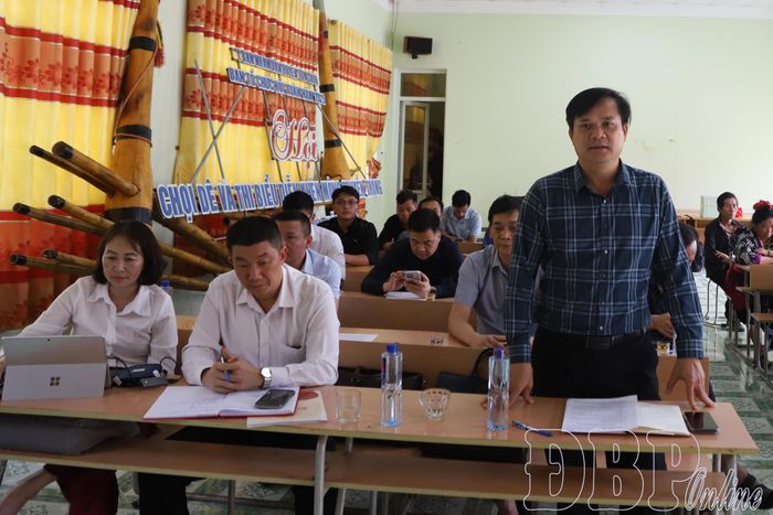 Đồng chí Lò Văn Cương, Ủy viên Ban Thường vụ Tỉnh ủy, Phó Chủ tịch Thường trực UBND tỉnh dự và phát biểu tại buổi sinh hoạt Chi bộ thôn Tả Phìn.