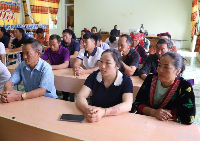 Đảng viên thôn Tả Phìn tham gia sinh hoạt chi bộ tháng 6.