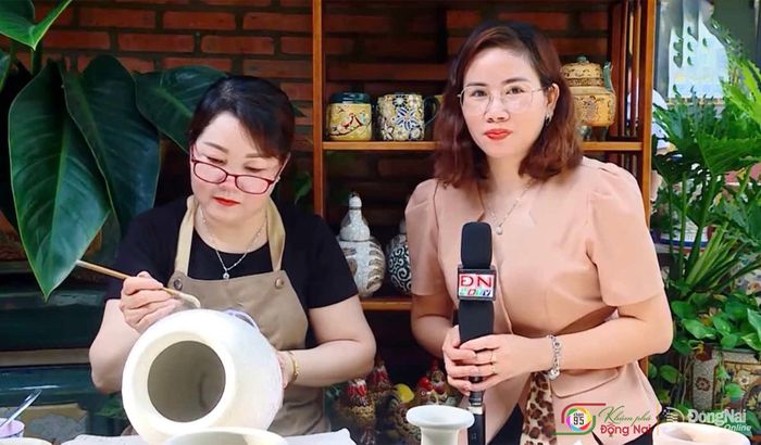 Phóng viên tác nghiệp tại hiện trường ở các điểm đến du lịch của thành phố Đồng Nai.