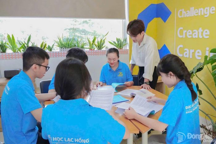 Giảng viên trẻ Bùi Xuân Cảnh hướng dẫn sinh viên thảo luận một đề tài nghiên cứu. Ảnh: NVCC