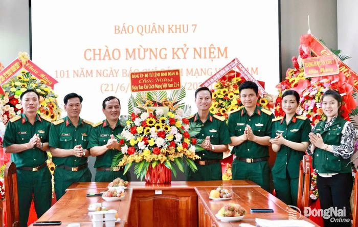 Đoàn Công tác của Binh đoàn 16, Chúc mừng Báo Quân khu 7.